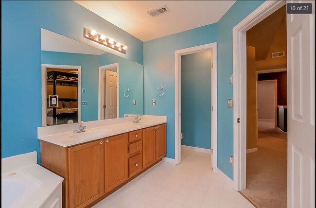 Building Photo - Gorgeous 2 bed townhome in beautiful Franklin