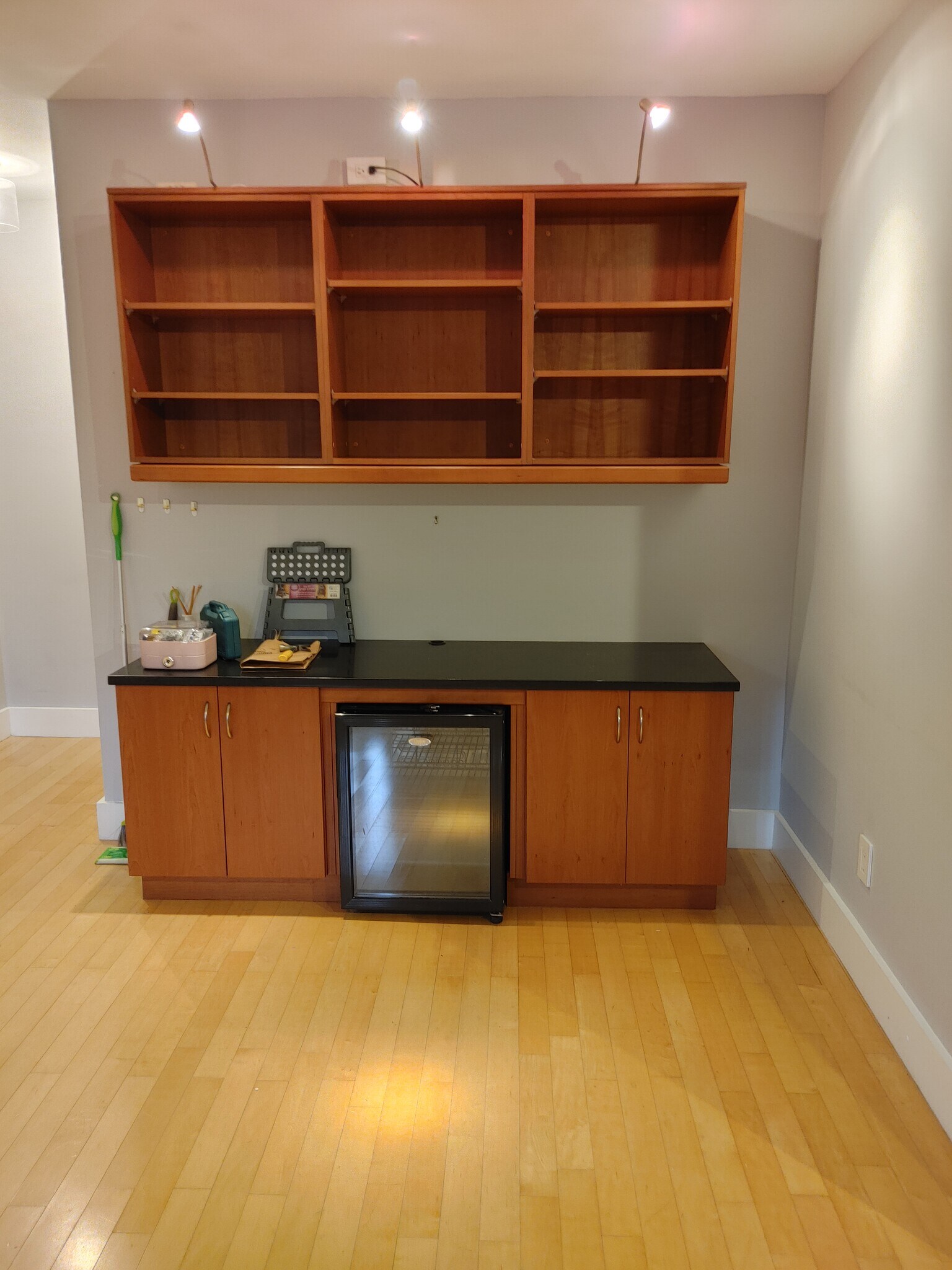 Dry bar or remove mini fridge for desk - 1301 N Ode St