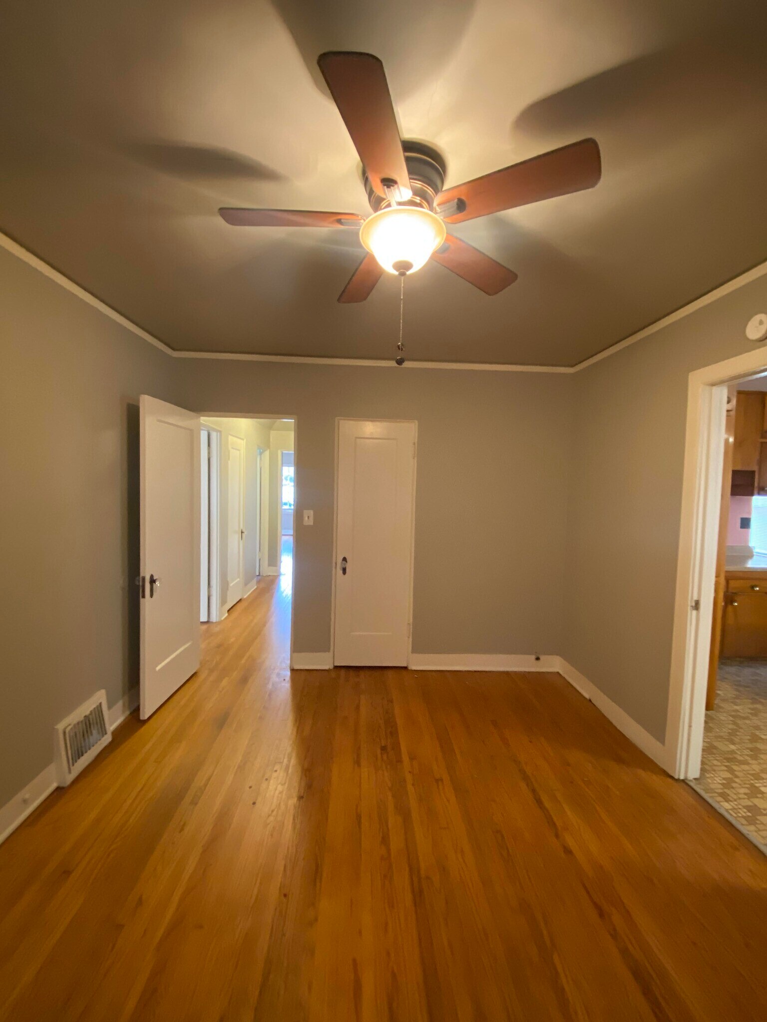 Building Photo - 22 E Woodrow Pl