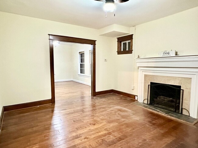 Building Photo - Detached 4 bed 3 bath. Pets Welcome!