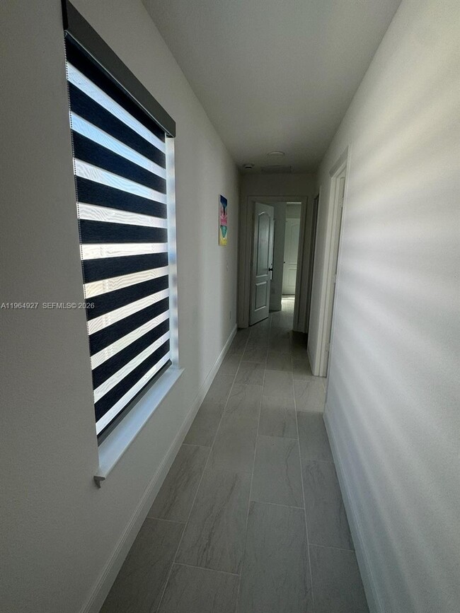 Building Photo - 649 N Lincoln St