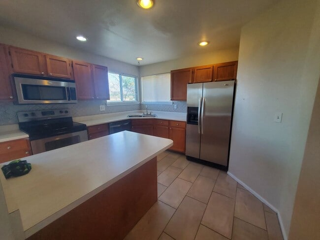 Building Photo - 3 Bedroom Home w Extra Room and 2 Car Garage in Stratford Lakes!