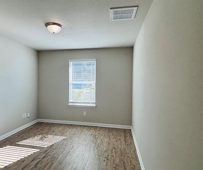 Building Photo - 1410 Walden Pond Dr