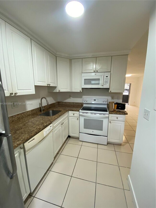 Building Photo - 514 Gardens Dr