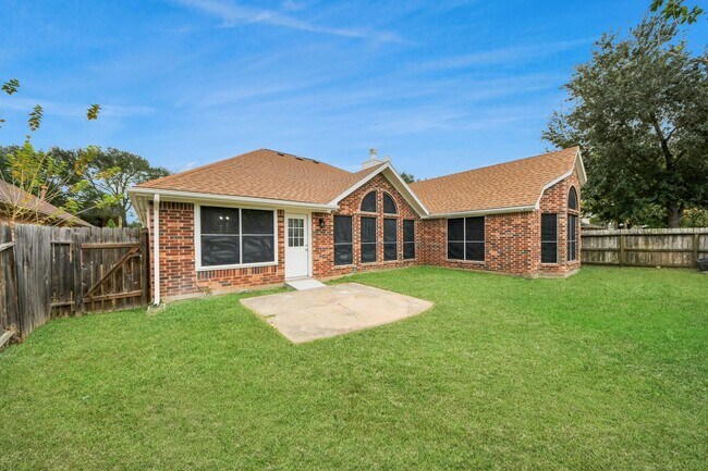 Building Photo - 16243 April Ridge Dr