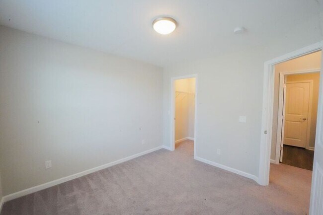 Building Photo - 165 Greyfield Cir