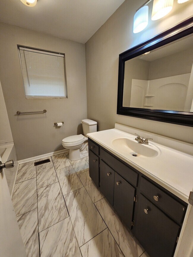 Building Photo - COMING SOON... Spacious 3R/1.5BA in Wilson...