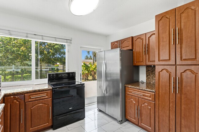 Building Photo - 2748 SW 46th Ct