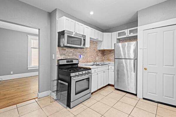 Building Photo - 571 Gilbert St