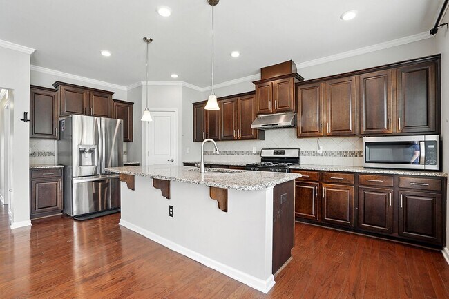 Building Photo - STUNNING HOME IN -POOL-TENNIS COURTS-GYM-PARK