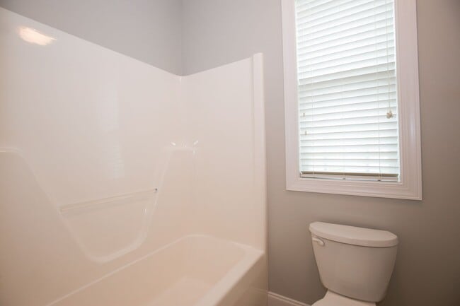 Building Photo - Woodlake Home