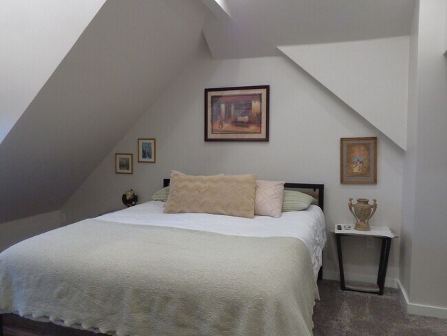 Building Photo - 4 BEDROOM ON KNOLL CIRCLE