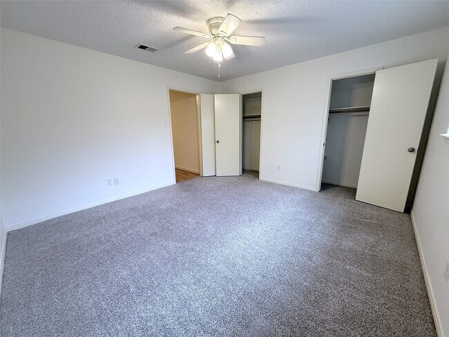 Building Photo - 6902 Sandy Knolls Dr