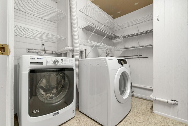 Building Photo - Very Charming 3 Bedroom And 2.5 Bathroom Townhouse With Private Deck In Country Creek