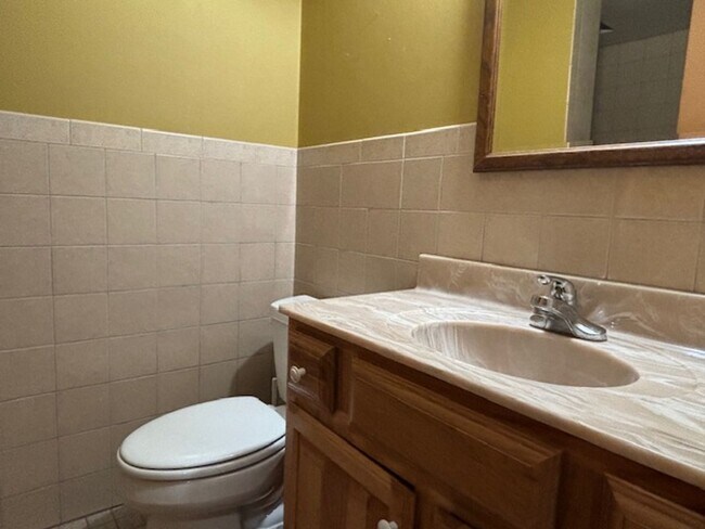 Building Photo - Spacious 4 BR/4 BA Single-Family Home in a...