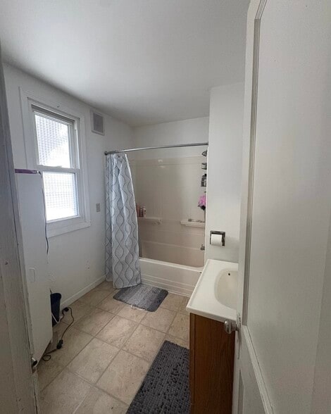 Building Photo - 2009 E 6th St