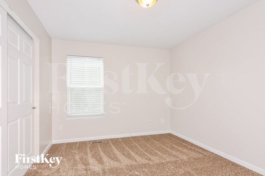 Building Photo - 135 Berry Manor Cir