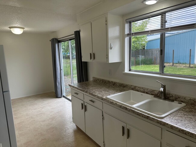 Building Photo - Updated 2 bed 1 bath dulpex in Springfield!