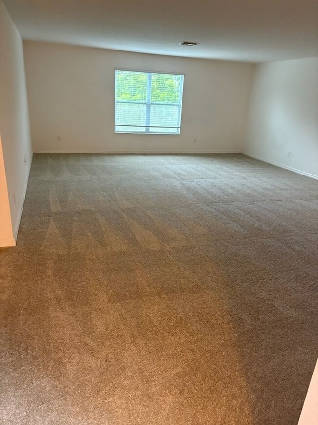 Building Photo - IMMEDIATE OCCUPANCY !!! LARGE// 5 Bedroom ...