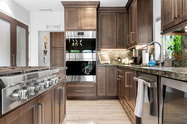 Building Photo - 913 Coconut Dr