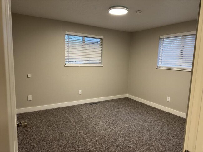 Building Photo - 1154 E 5th St