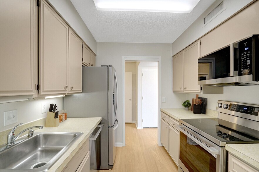 Appealing Kitchen - Brand New Appliances - 3800 Fairfax Dr