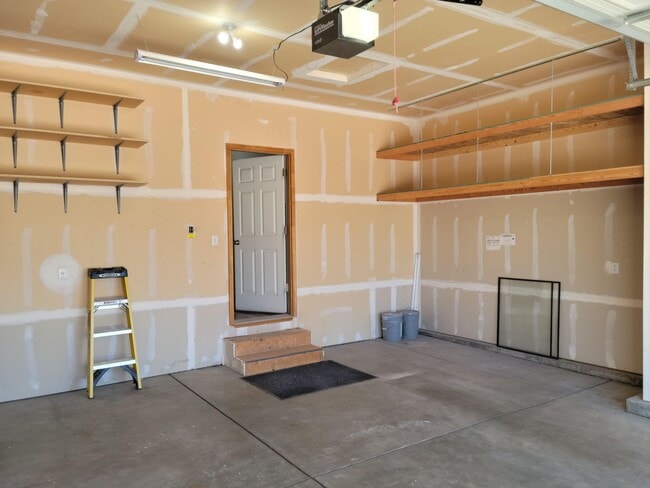 Building Photo - 5 Bed 3 Bath Ranch w/ AC - Available Now! ...
