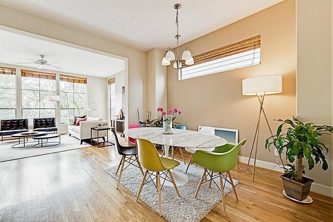 Building Photo - 5422 Lillian St