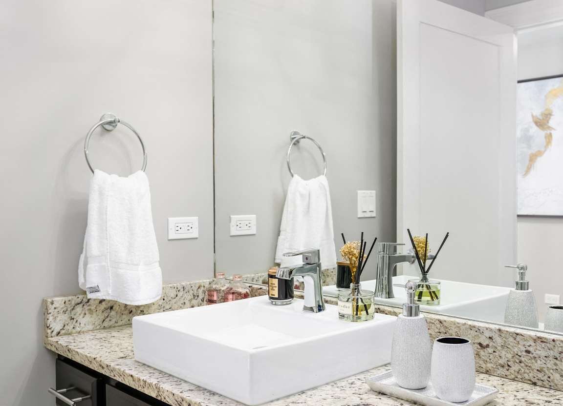 Building Photo - 5000 N Sheridan Rd