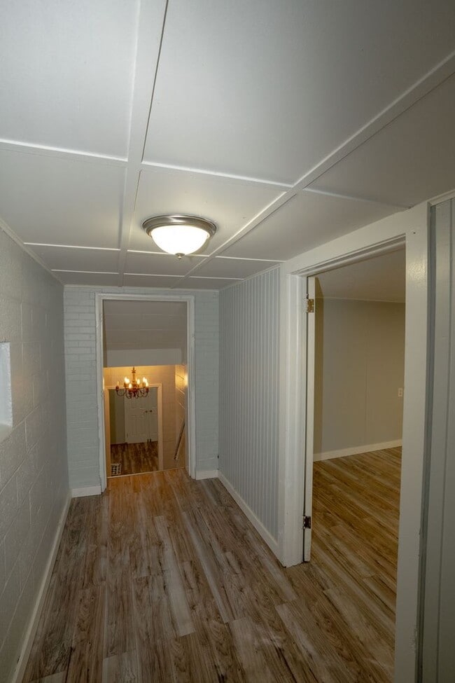 Building Photo - Spacious country flat