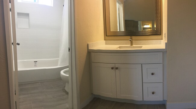 Master Bath - 2201 Vanderbilt Ln