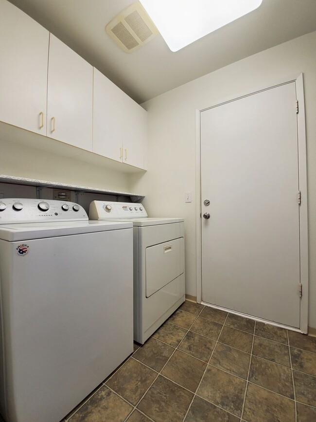 Building Photo - For Rent | 4 Bedroom, 3 Bathroom house with 2 Car Garage