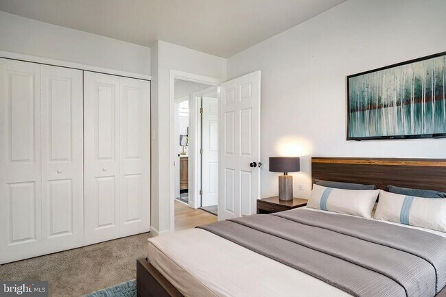 Building Photo - 1325 Barnaby Terrace SE