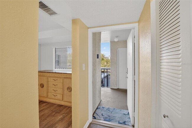 Building Photo - 2900 Cove Cay Dr