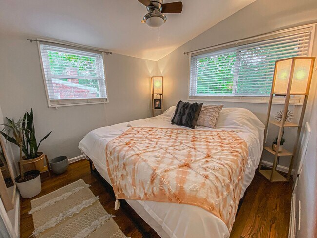 Building Photo - Gorgeous 3 Bed 1.5 Bath Brick Home with Large Yard In Beautiful Taylor Run