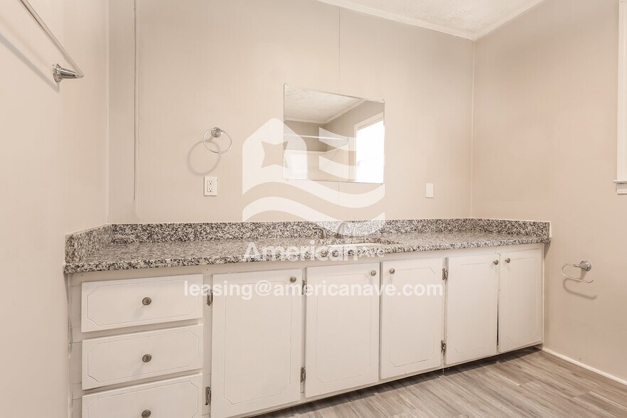 Building Photo - 24 Smythe St