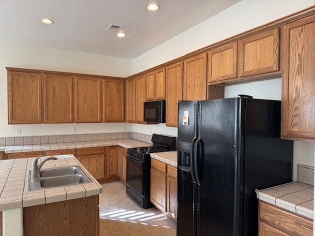 Building Photo - Three Bedroom near Dayton Golf Course