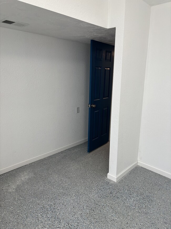 Building Photo - 901 E 800 N