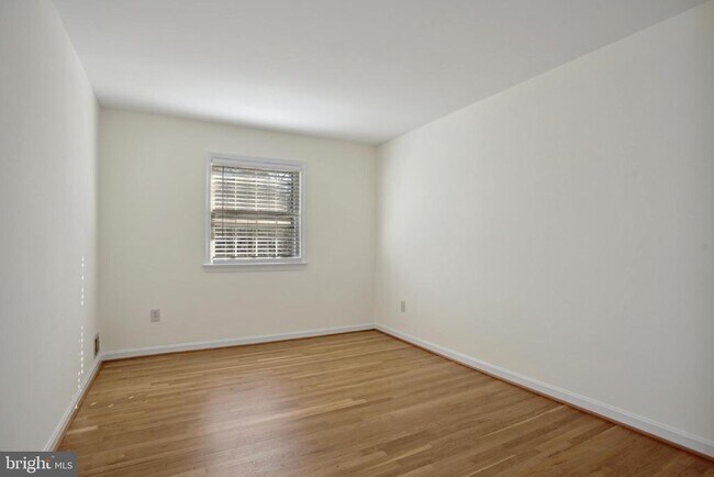 Building Photo - 6815 Melrose Dr