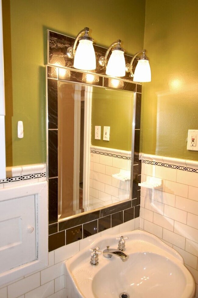 Building Photo - Pristine first floor unit!