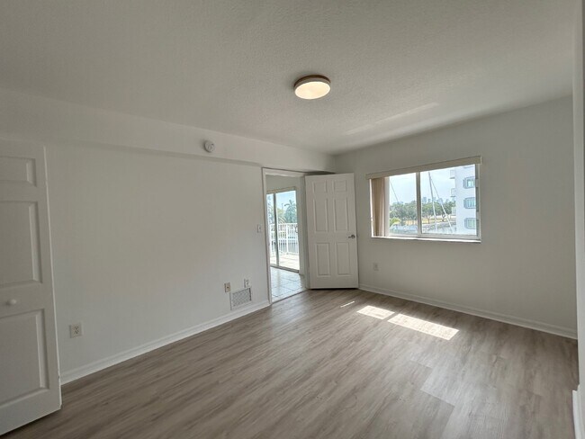 Building Photo - "Modern 2 Bed/2 Bath Condo in Prime Miami ...