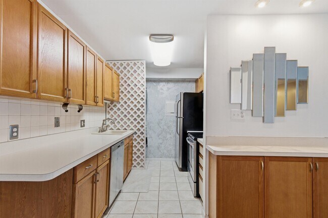 Building Photo - 1235 S Maple Rd