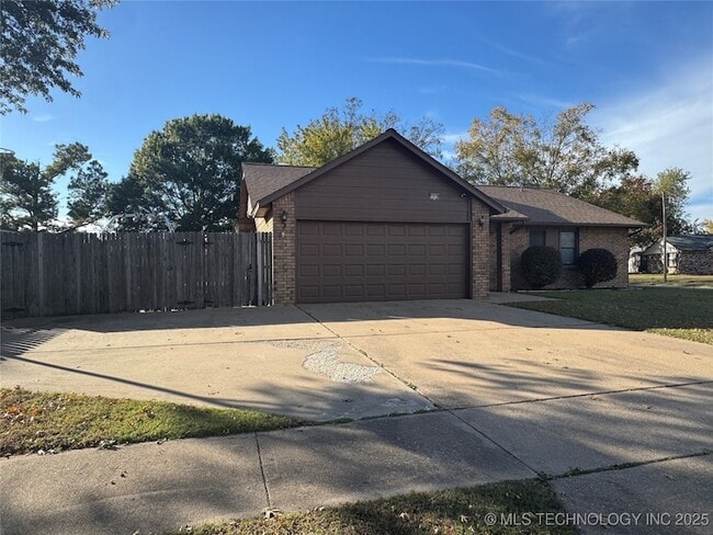 Building Photo - 14518 S Maple Ave