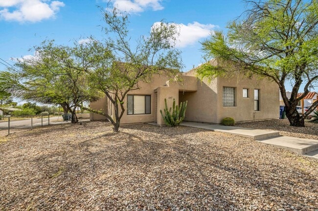 Building Photo - 4 bedroom home in Central Tucson