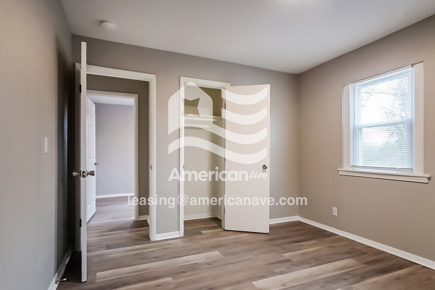 Building Photo - 5215 N Johnstown Ave