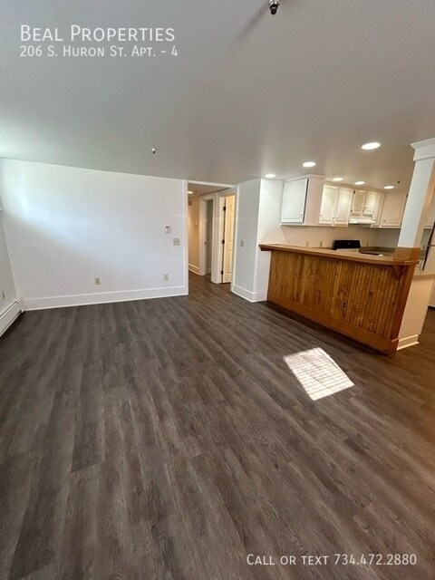 Building Photo - 206 S Huron St