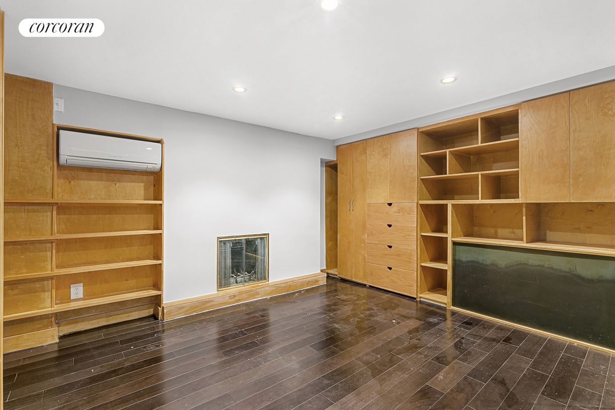 Building Photo - 448 W 25th St