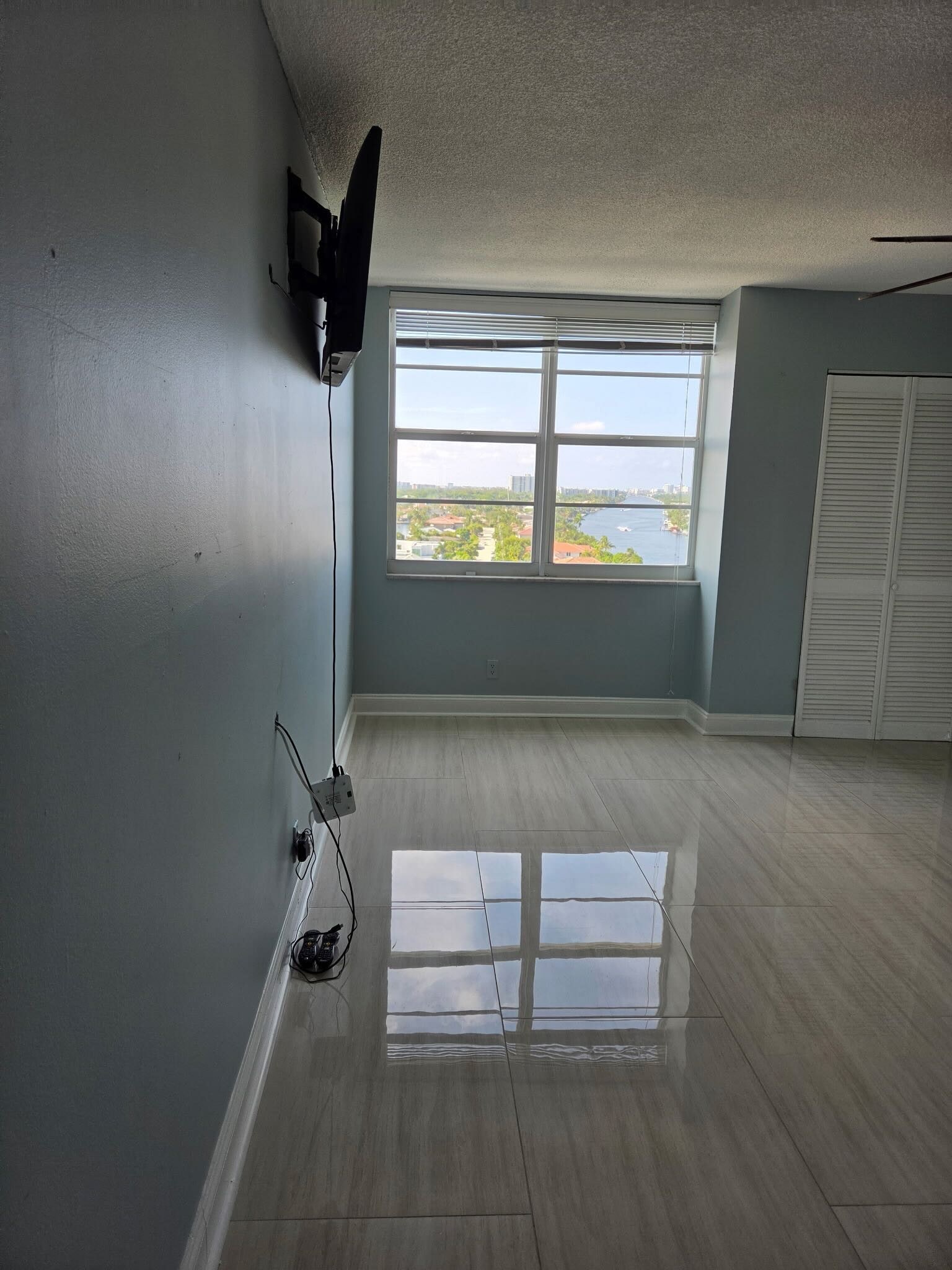Master Bedroom - 5100 DuPont Blvd