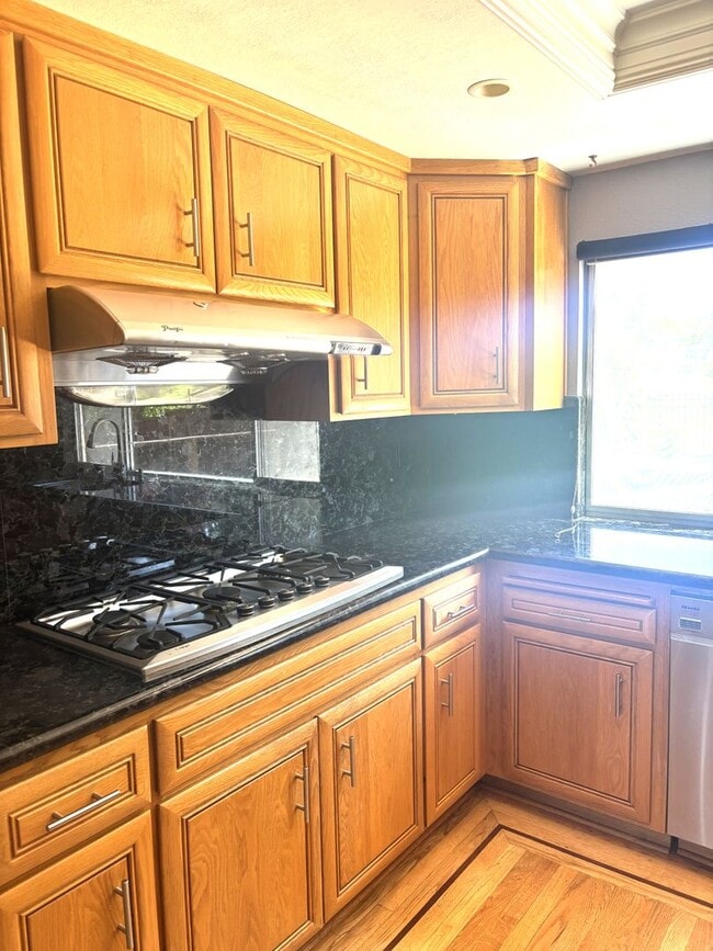 Building Photo - Stunning 4-Bedroom Home on Golf Course wit...