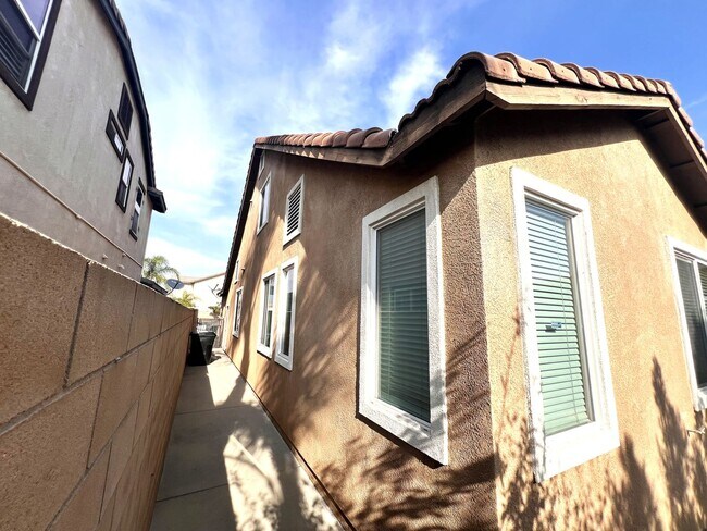 Building Photo - Beautiful 4 Bedroom, 3 Baths Single Family Home In North Fontana for Lease